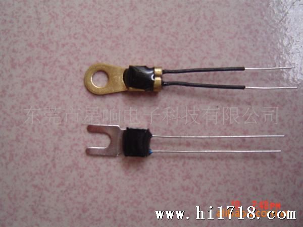 电动工具上用NTC温度传感器,NTC热敏电阻器10K 3950 注:可根据客户要求订做! 温度传感器介绍: 温度传感器是将高精度、高可靠的NTC热敏电阻器与PVC导线、铁氟龙导线等导线连接,用绝缘、导热、防水材料封装成所需要的形状,便于安装与远距离测控温. 产品应用范围: 家用空调,汽车空调,冰箱,冷柜,热水器,饮水机,暖风机,洗碗机,消毒柜,洗衣机,烘干机,烘干机以及中低温干燥箱,恒温箱等场合的温度测量与控制 特点: 1:MF53系列产品为NTC热敏电阻温度传感器 2: 阻值范围宽:1KΩ~