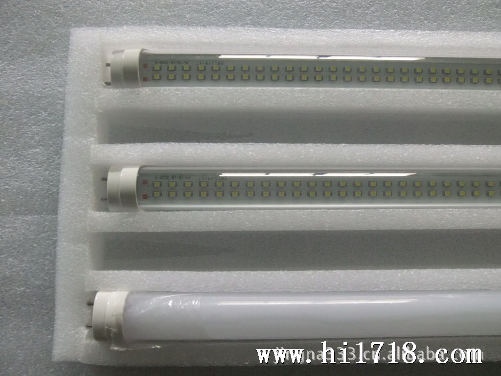 显色性好,显色指数80,让实物颜色显得更真实。 不会产生噪音,对于使用精密电子仪器的场合为上佳之选。 LED灯管不会产生紫外线,无蚊虫烦恼,室内会变得更加干净卫生整洁。 灯管的使用寿命50000小时以上,是普通日光灯管的使用寿命10倍以上,以每天11-12个小时来使用,LED日光灯管可以使用10年以上。 安装方便,传统灯架去掉启辉器、整流器即可。