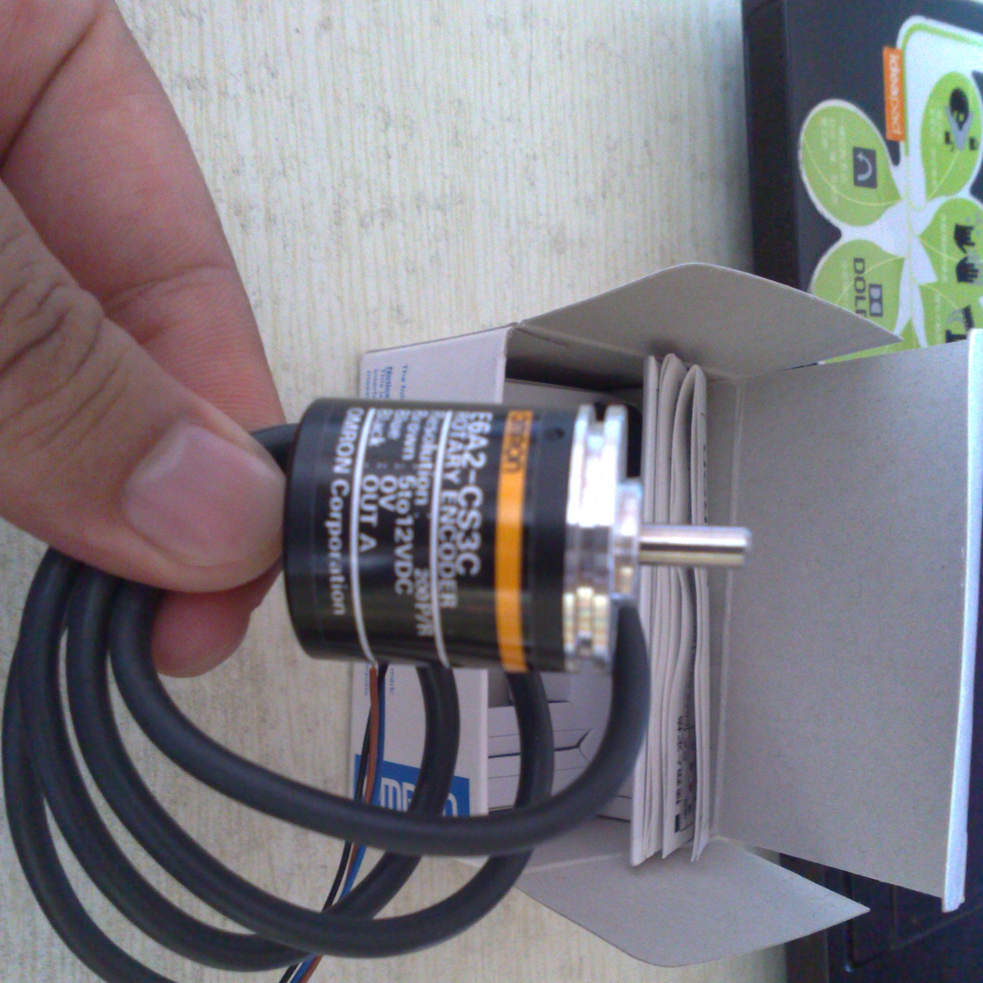 现货E6A2-CS3C 200P/R 0.5M欧姆龙编码器