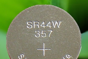 供应1.55V氧化银纽扣电池SR44