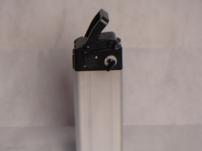 供应24V8AH电动自行车锂电池厂家