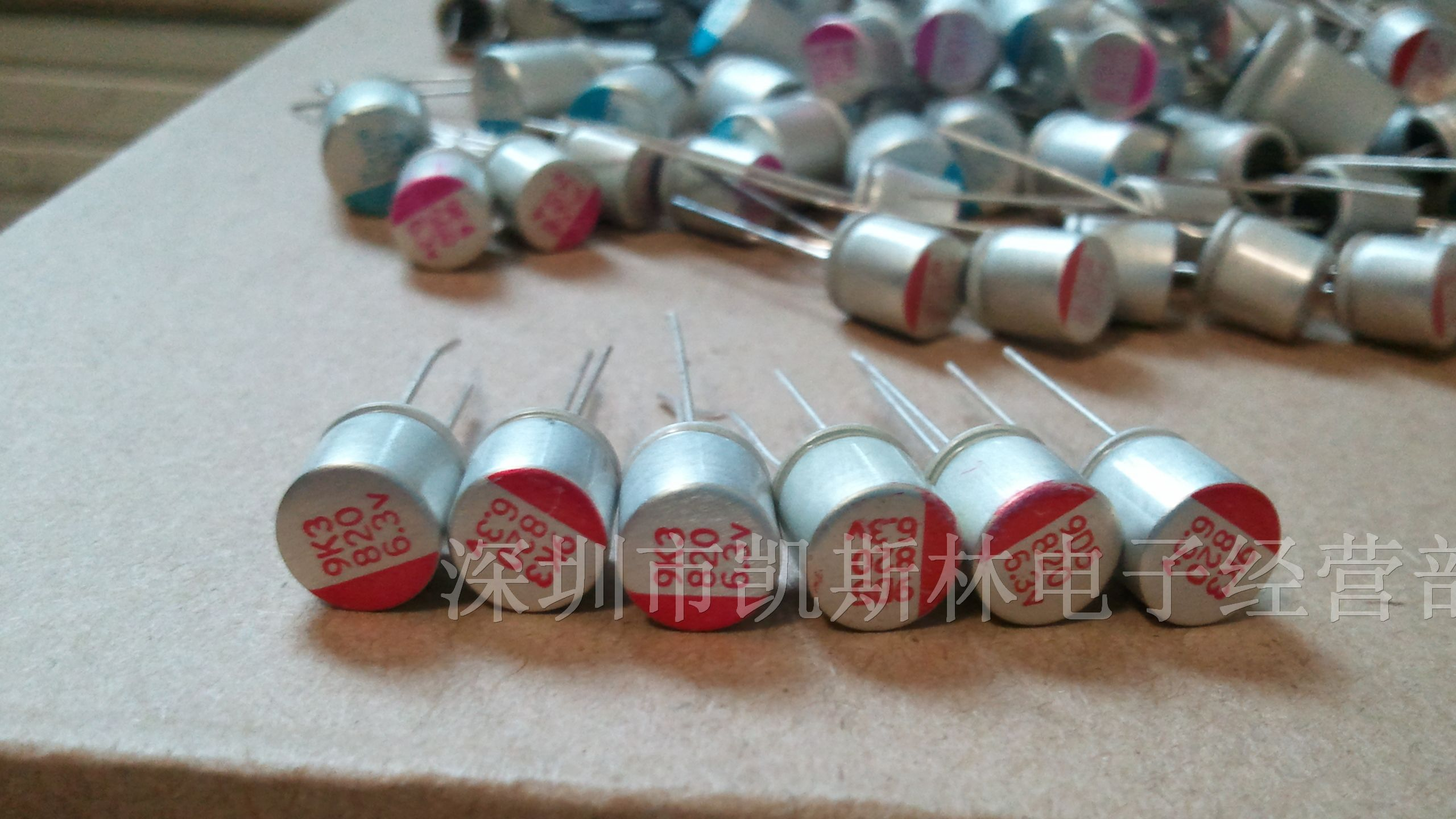 供应大部分直插固态电容820UF/6.3V