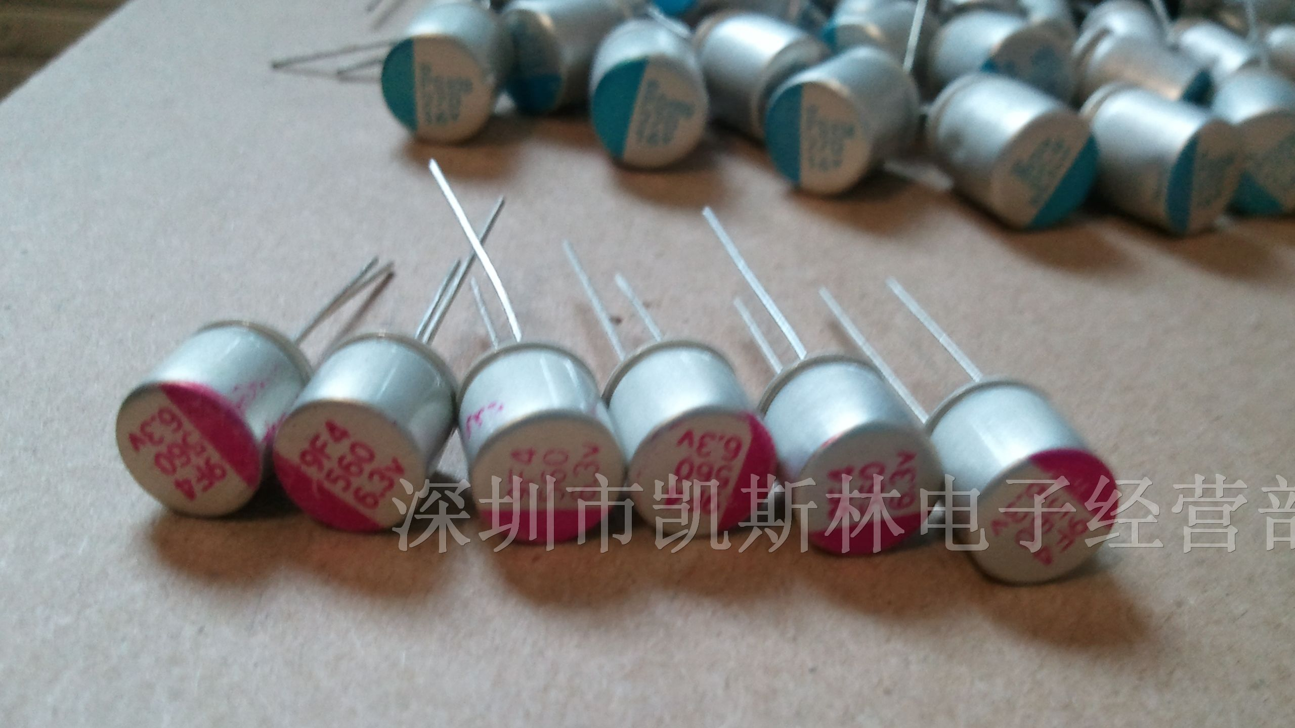 供应大部分直插固态电容560UF/6.3V/9F4