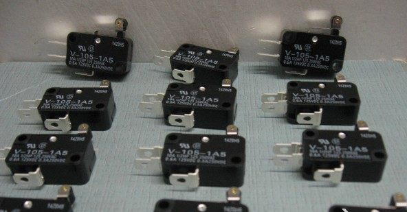 供应全新原装欧姆龙超小型微动开关V-105-1A5 现货