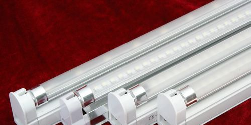 供应T5LED日光灯0.6m1.2m价格