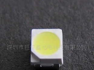 高流明低光衰冷白光LED