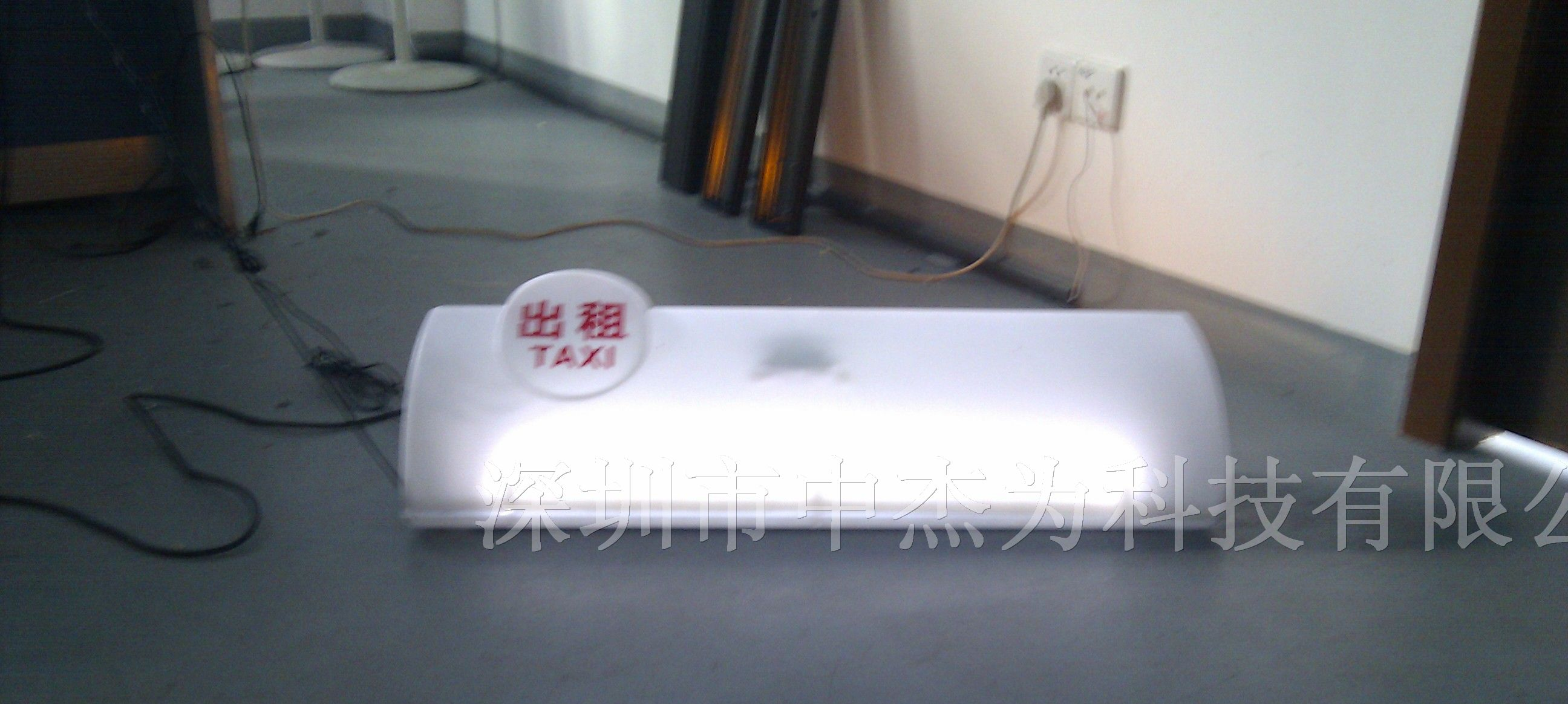 出租车LED广告屏深圳厂家，LED车载显示屏厂家报价