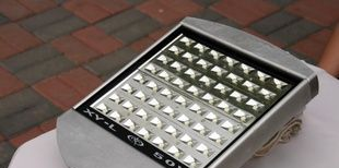 LED光效高路灯