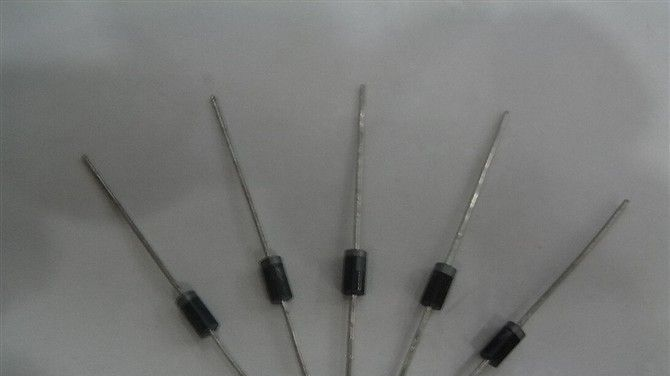 供应大量整流二极管。型号：1N4007，品牌：MIC.欢迎广大客户咨询