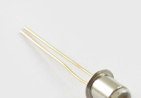 厂家供应点钞验钞专用金属封装370-3385nm接收管