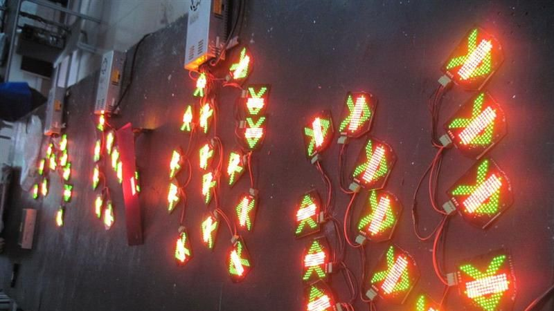 厂家生产优质户外双色LED收费站通行指示（三色拼一）显示屏