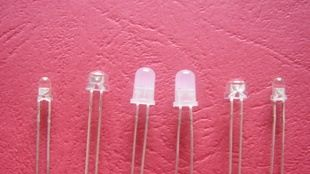 万邦光电供应特价5MM圆头透明有边单闪黄色蜡烛灯LED