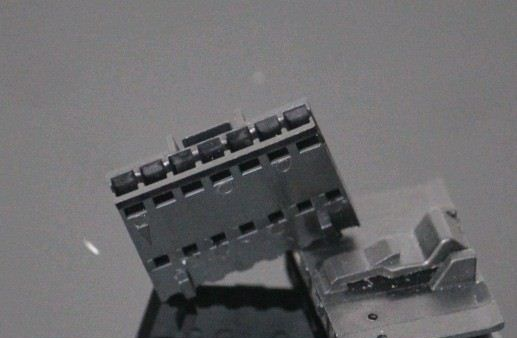 供应各种接插件，包括铆针、端子(PIN)、保护套（HOUSING