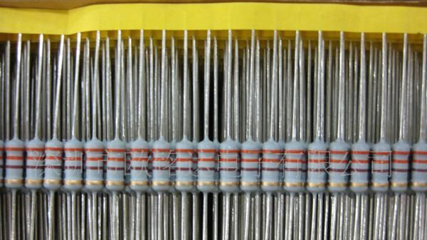 金属氧化膜电阻1W  330R  铜脚编带