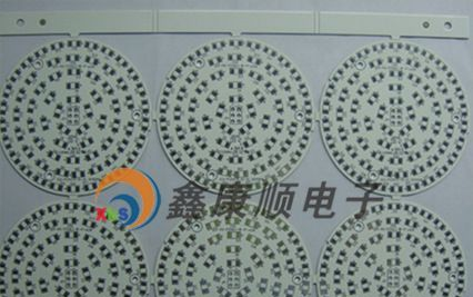 圆形吊顶灯白油板