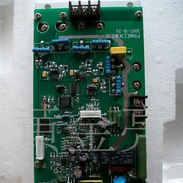 单板通用单相4KW超薄变频器，定位精准，配套电控柜使用。