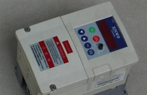供应2.2KW变频器(特价老款清货)