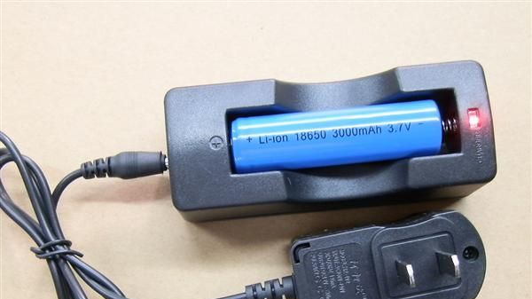 供应优质4.2v电池充电器/18650充电器