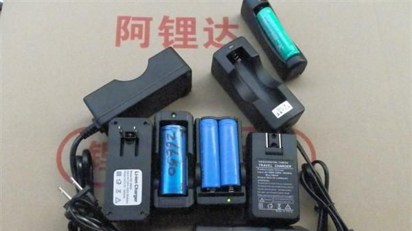 供应大众版18650双充 双槽充 充电器 美规