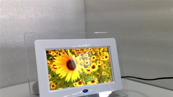 供应7寸带锂电池数码相框。高清数码相框
