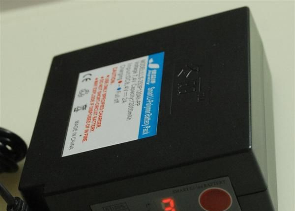 7.4V12Ah聚合物锂电池组，数码电量显示，大电流放电