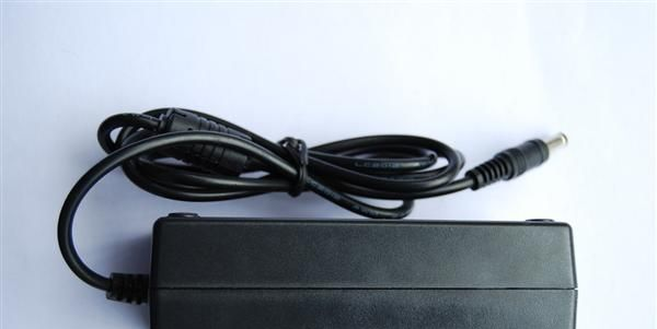 厂家直销-12V5A胶壳桌面式开关电源，电源适配器60W