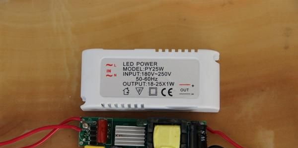 厂价热销 18-25*1W LED天花灯驱动电源