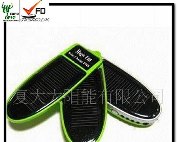 生产带有led灯的手机充电器 太阳能供电 配备多种接头