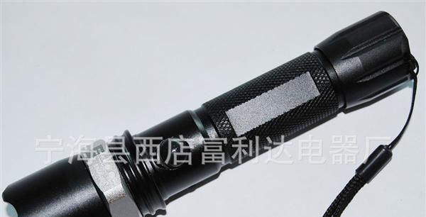 充电孔特制,可用多用电池的铝手电筒