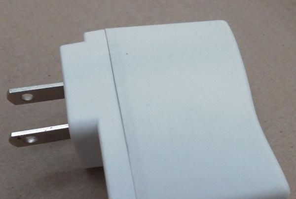 厂家低价供应白色车载充电器 汽车点烟器 输出5V1000MA