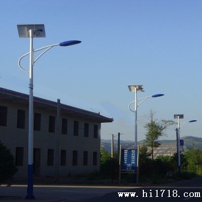 太阳能路灯灯杆 路灯灯杆 自带太阳能板支架 安装简便